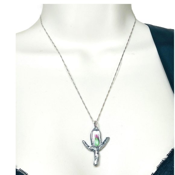 Royal Albert Old Country Roses Artisan Pendant Caged with Silver-Blend Metalwork - Picture 5 of 11